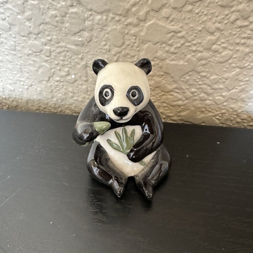 Hagen Renaker Panda Bear Eating Munching on Bamboo 2" Ceramic Figurine